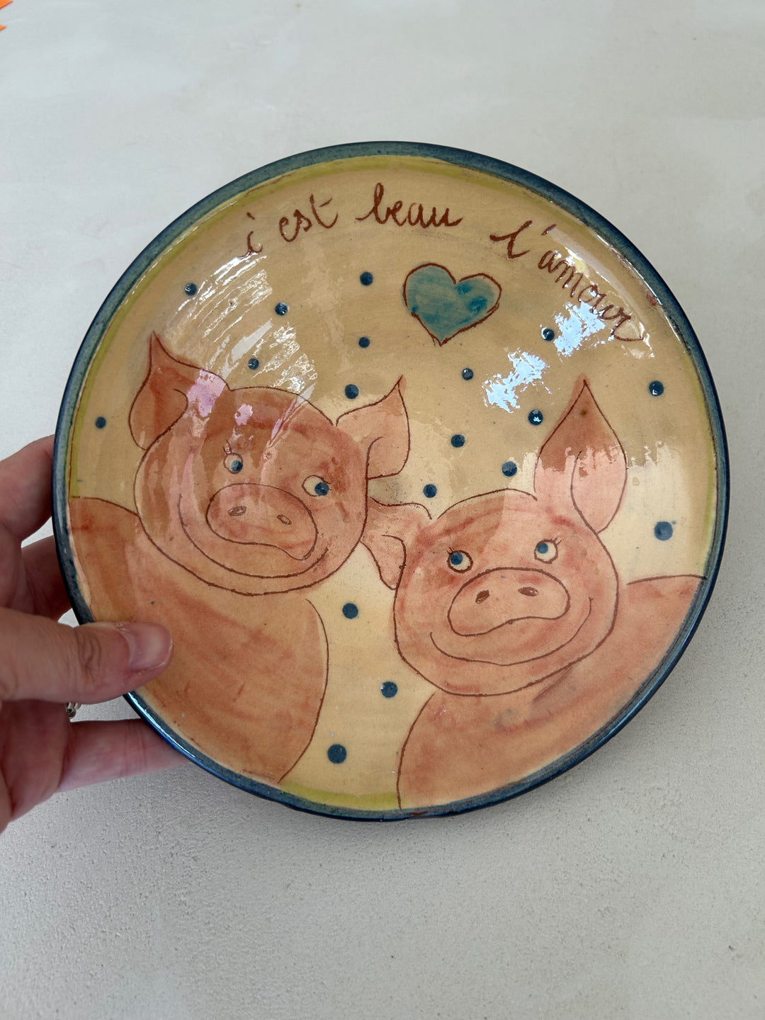 Handgemaakt geglazuurd keramisch bord “C’est beau l’amour” / 19,5 x 19,5 x 5,5 cm