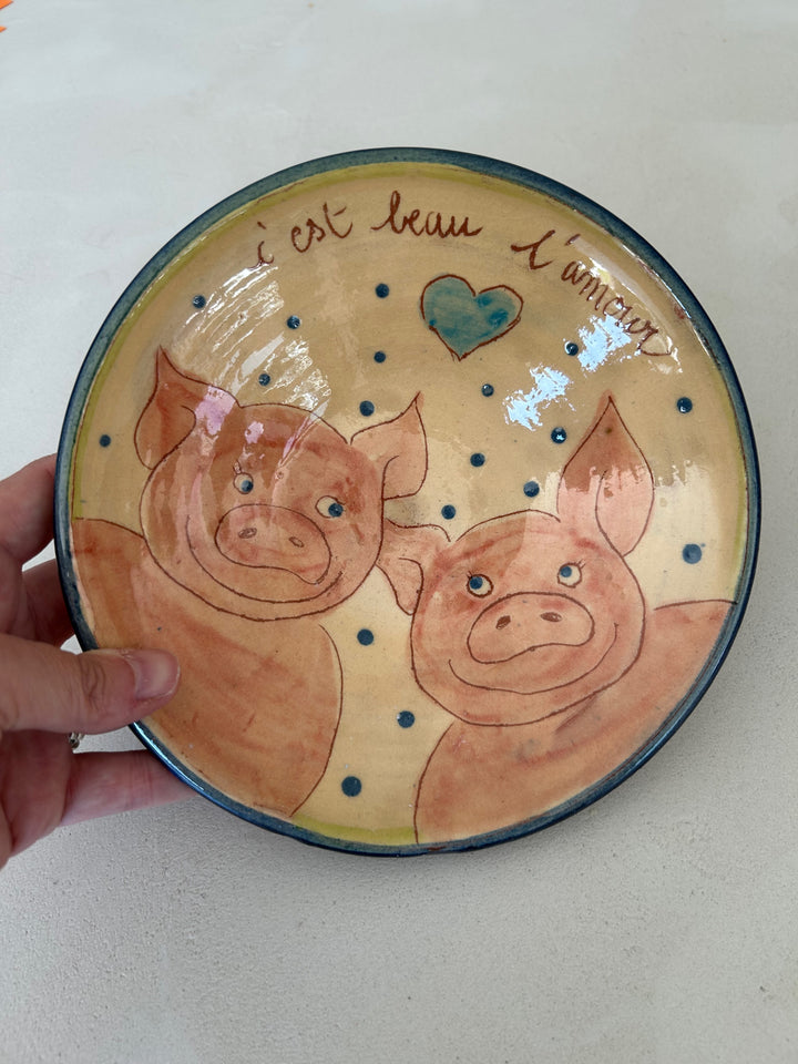 Handgemaakt geglazuurd keramisch bord “C’est beau l’amour” / 19,5 x 19,5 x 5,5 cm
