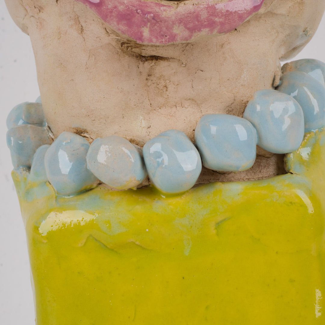 Handgemaakt beeld van een vrouw – lichtgroen geglazuurd, met sociaal engagement