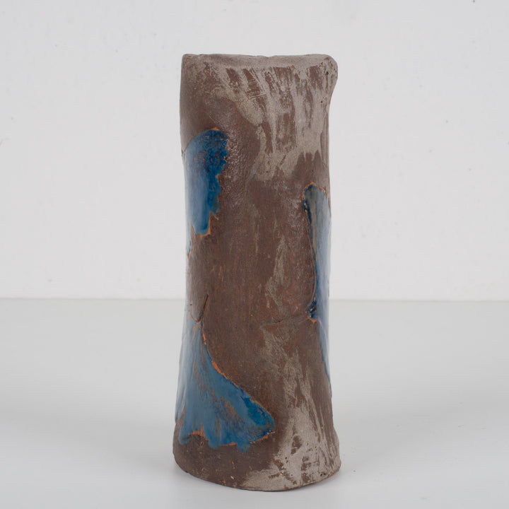 Handgemaakt keramisch vaasje – bruin met blauw geglazuurd blad – gesigneerd – 6 x 5,5 x 15 cm