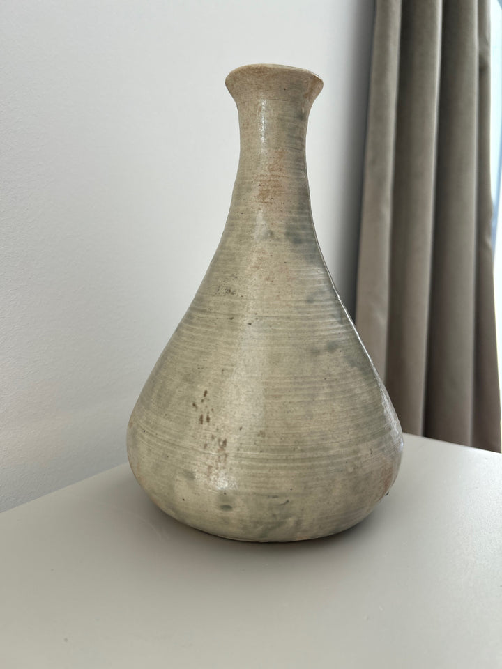 Fluistering in Greige – Handgemaakt Keramisch Vaasje met Zachte Groene Wolking / 12 x 12 x 19 cm