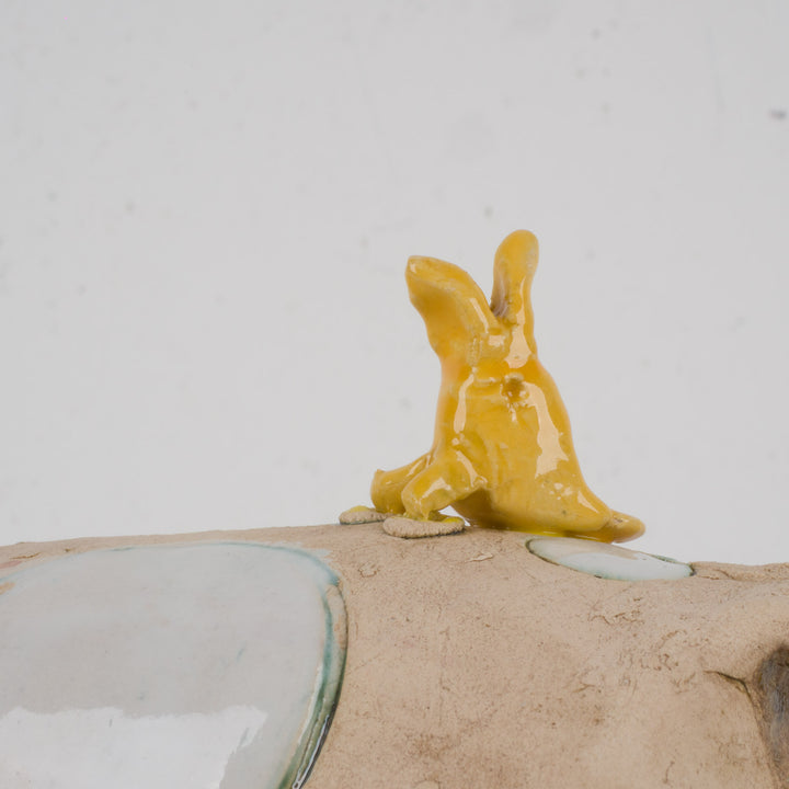 Handgemaakt ludiek keramieken beeldje – Koe met geel vogeltje
