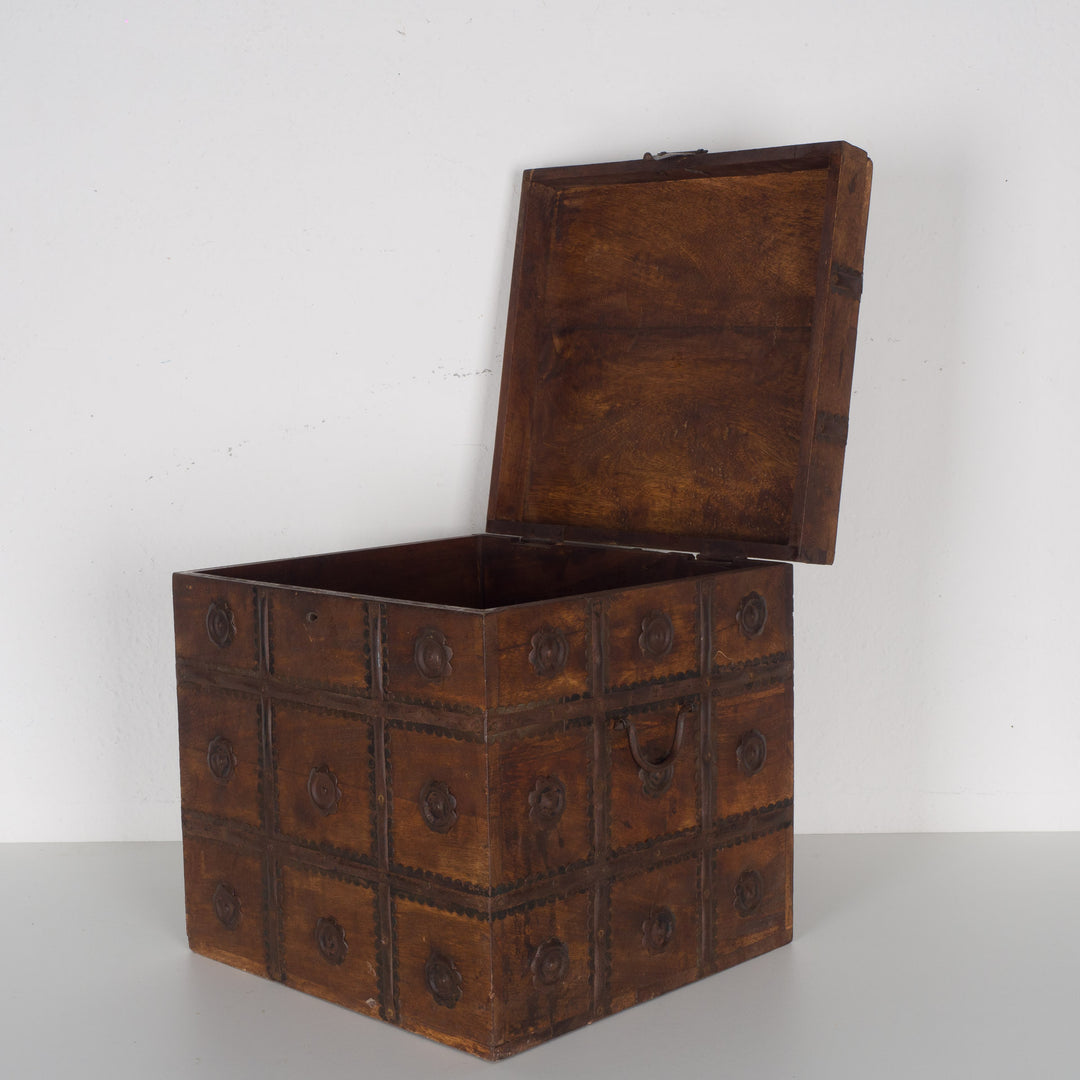 Koloniale Shisham Houten Kist 36x34x36 cm – Authentieke Opbergkist met Metalen Beslag