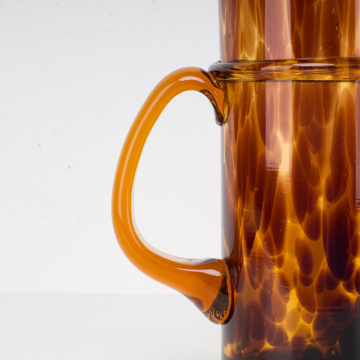 Glazen schenkkan in bruin schildpadmotief