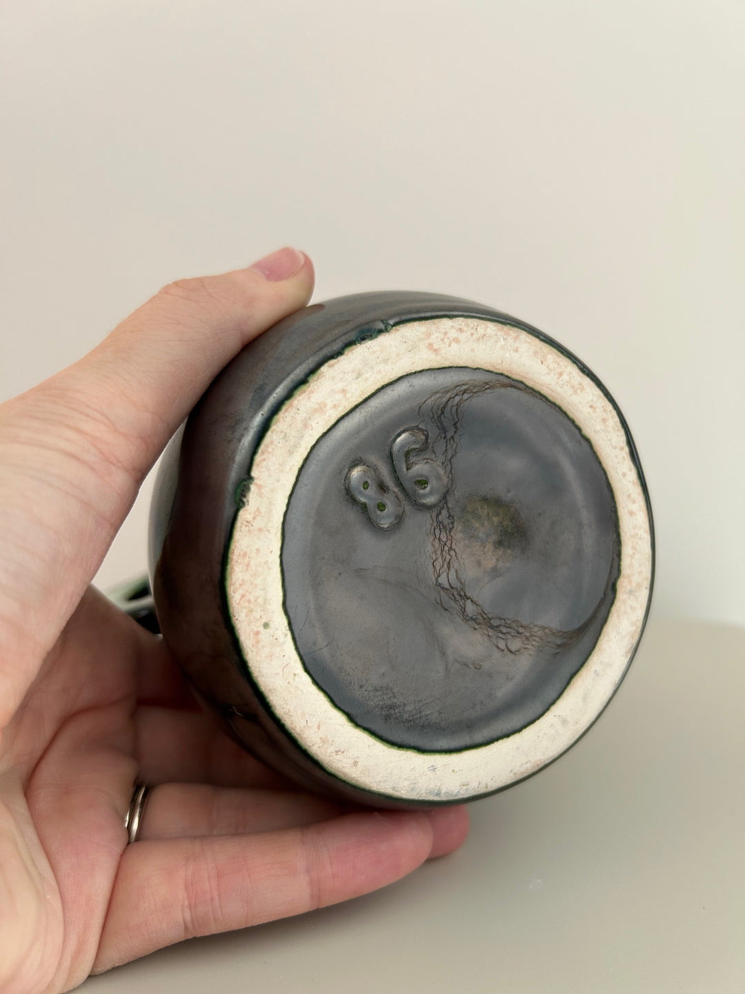 Olieglans in Groen – Art Deco Vaasje met Iriserende Ziel