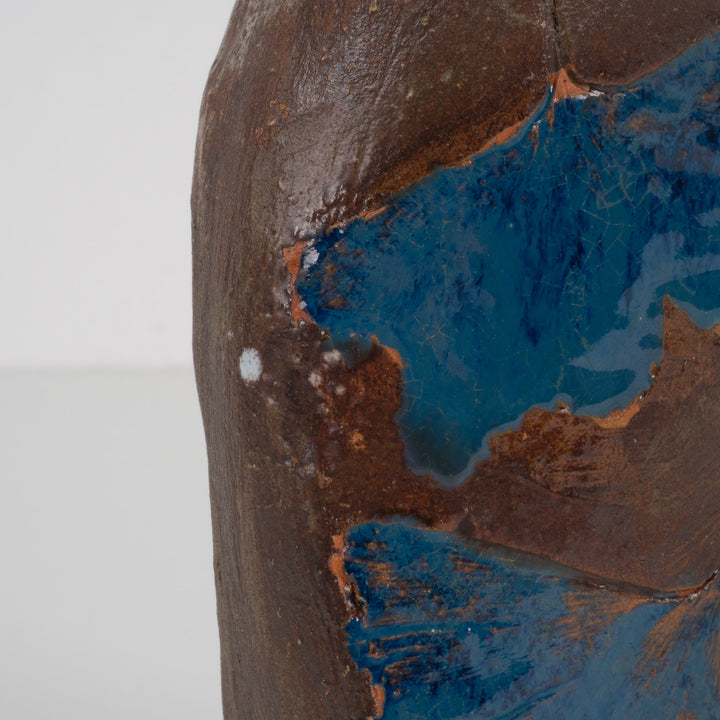 Handgemaakt keramisch vaasje – bruin met blauw geglazuurd blad – gesigneerd – 6 x 5,5 x 15 cm
