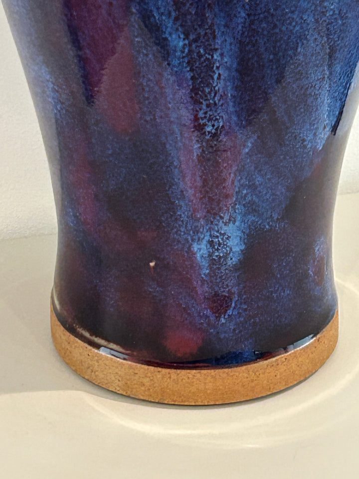 Grote handgemaakte keramische vaas in diepblauw & aubergine – 14 x 14 x 35 cm
