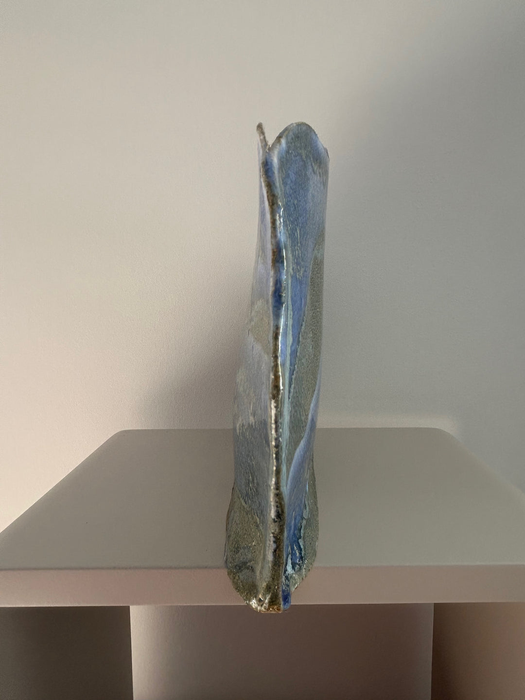 Blauwe Horizon – handgemaakte keramische vaas met een ziel - 30 x 4 x 21 cm
