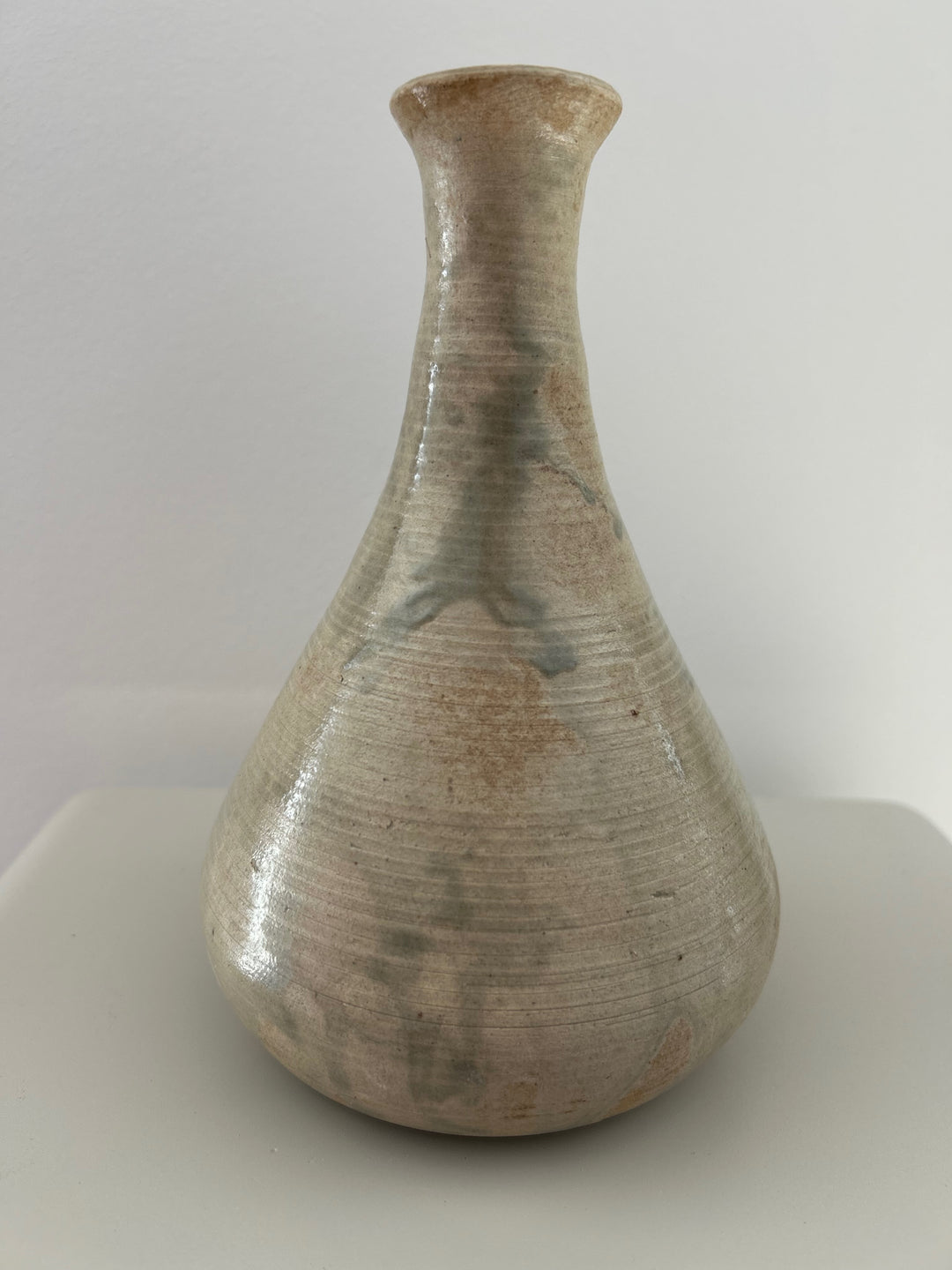 Fluistering in Greige – Handgemaakt Keramisch Vaasje met Zachte Groene Wolking / 12 x 12 x 19 cm