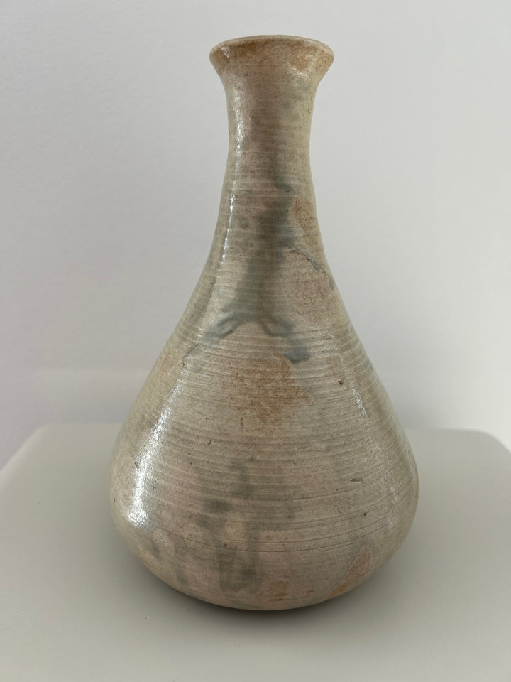 Fluistering in Greige – Handgemaakt Keramisch Vaasje met Zachte Groene Wolking / 12 x 12 x 19 cm