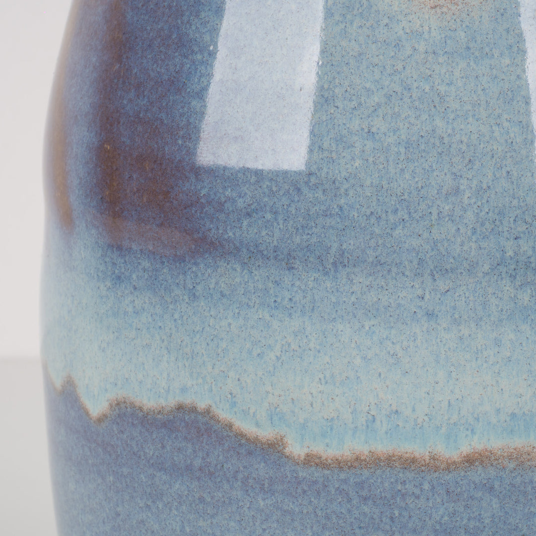 Keramisch geglazuurd vaasje in lichtblauw – gestempeld M – 17,5 cm
