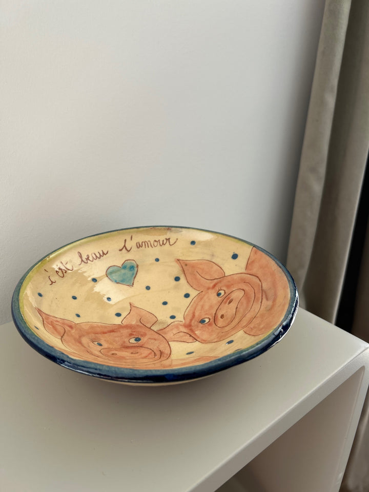 Handgemaakt geglazuurd keramisch bord “C’est beau l’amour” / 19,5 x 19,5 x 5,5 cm