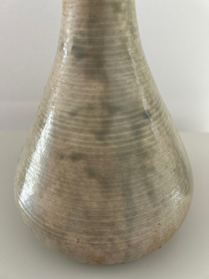 Fluistering in Greige – Handgemaakt Keramisch Vaasje met Zachte Groene Wolking / 12 x 12 x 19 cm
