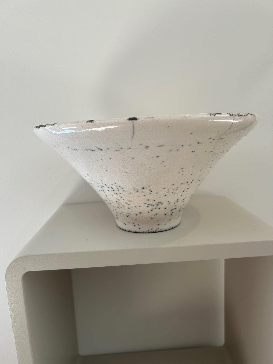 Handgemaakte keramische Schaal – wit & zwart – gesigneerd en gedateerd 2004 – 25 x 25 x 12,5 cm