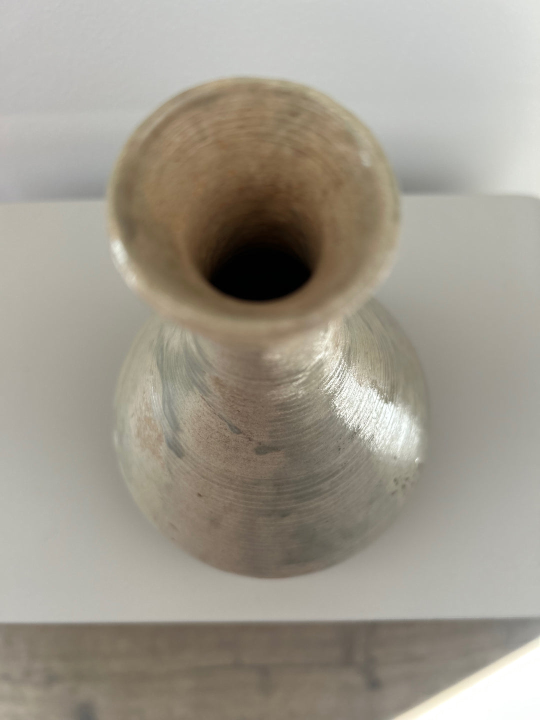 Fluistering in Greige – Handgemaakt Keramisch Vaasje met Zachte Groene Wolking / 12 x 12 x 19 cm