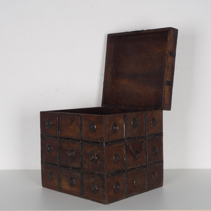 Koloniale Shisham Houten Kist 36x34x36 cm – Authentieke Opbergkist met Metalen Beslag