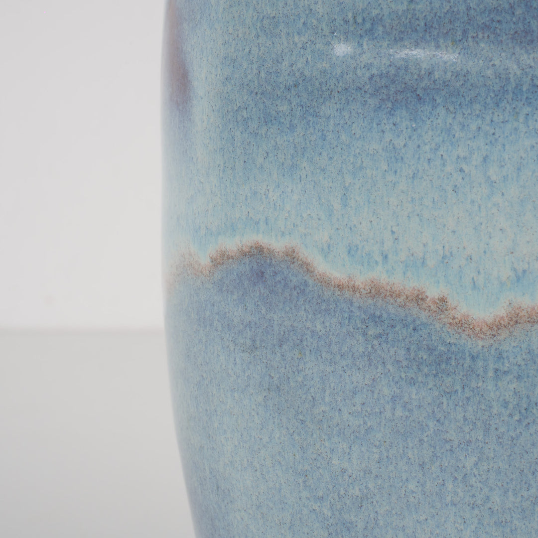 Keramisch geglazuurd vaasje in lichtblauw – gestempeld M – 17,5 cm