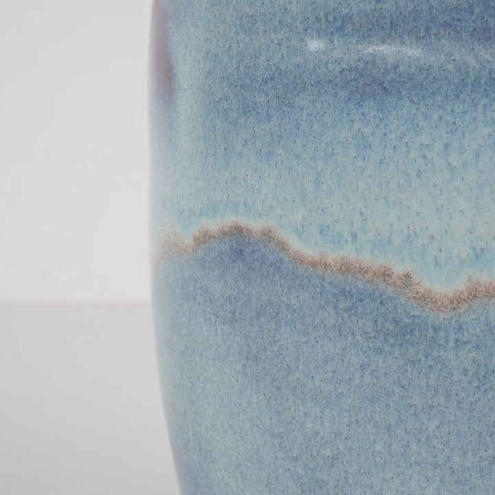 Keramisch geglazuurd vaasje in lichtblauw – gestempeld M – 17,5 cm