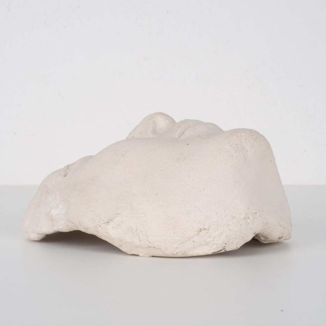 Sereen Beeld – Gezicht in Witte Klei door Kunstenares Sue (15,5 x 12 x 8 cm)