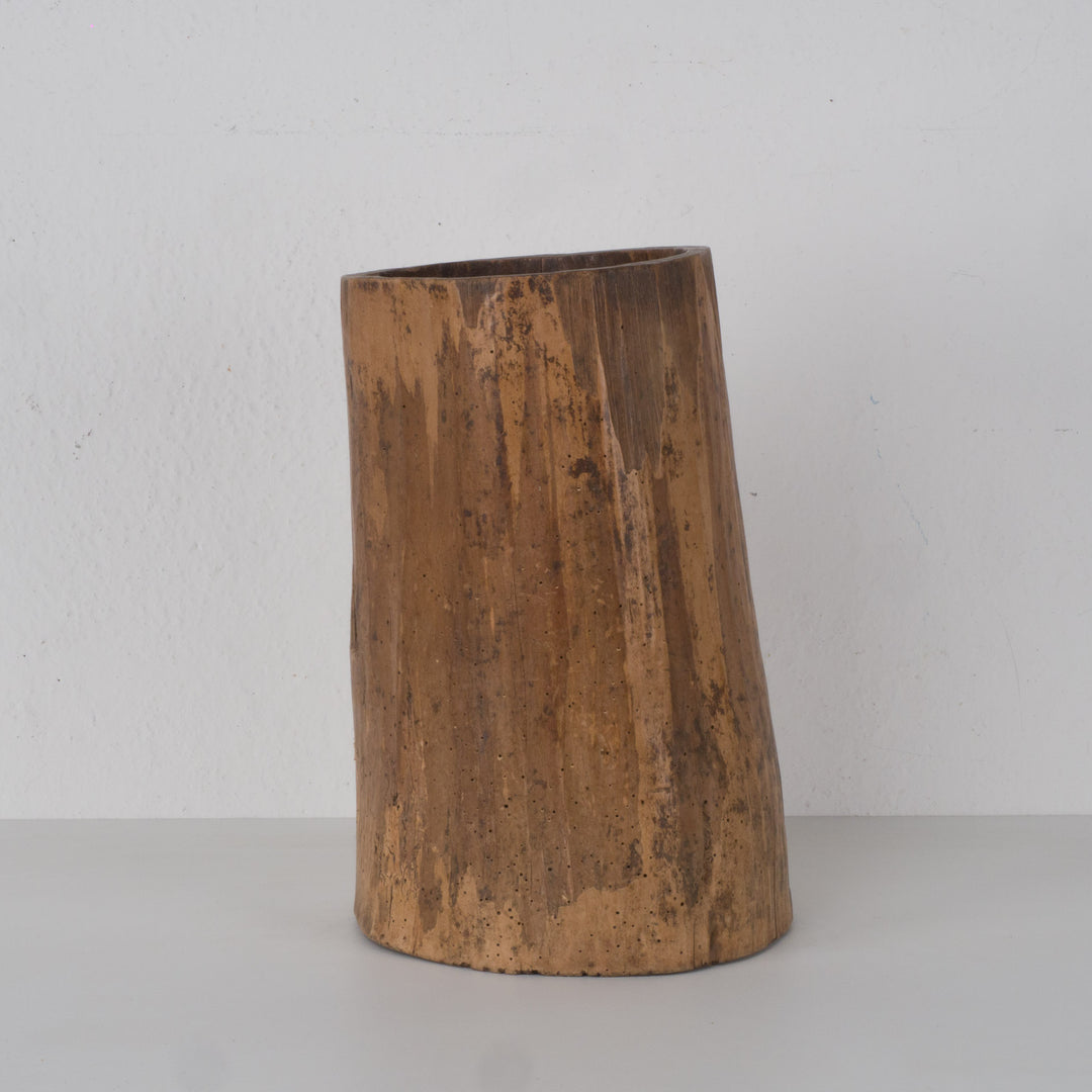 Massief houten vaasobject – Sculpturaal & tijdloos karakterstuk