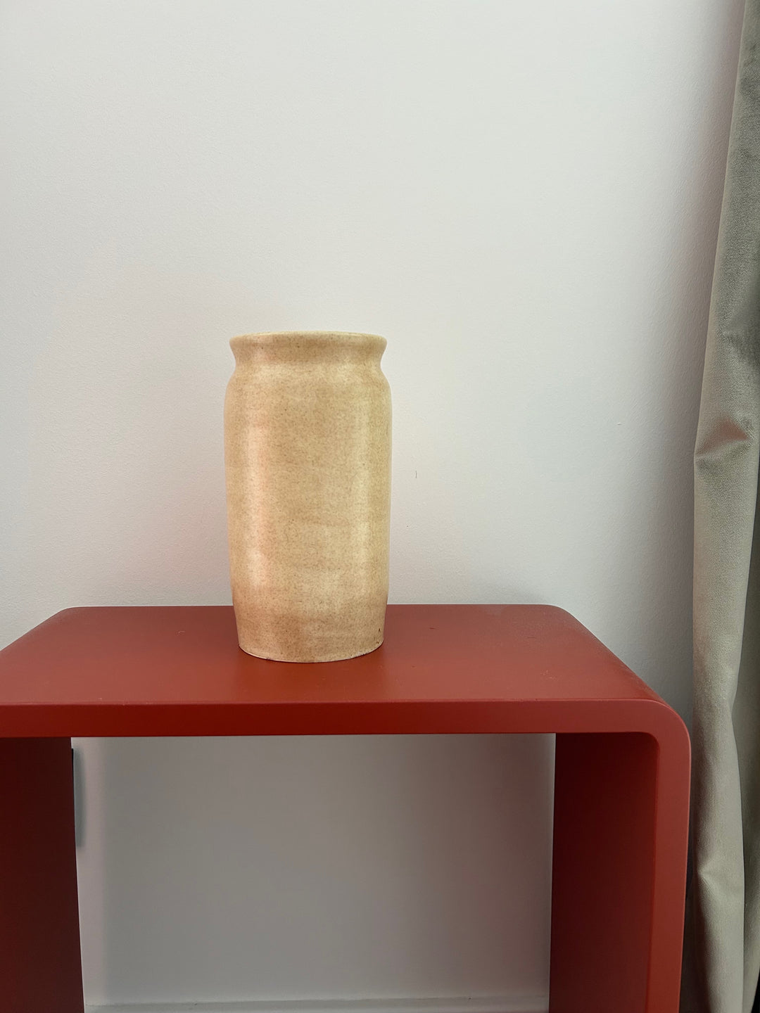 Stilte in Vorm – Beige handgemaakte Keramische Vaas (gesigneerd HM) - 19cm hoog
