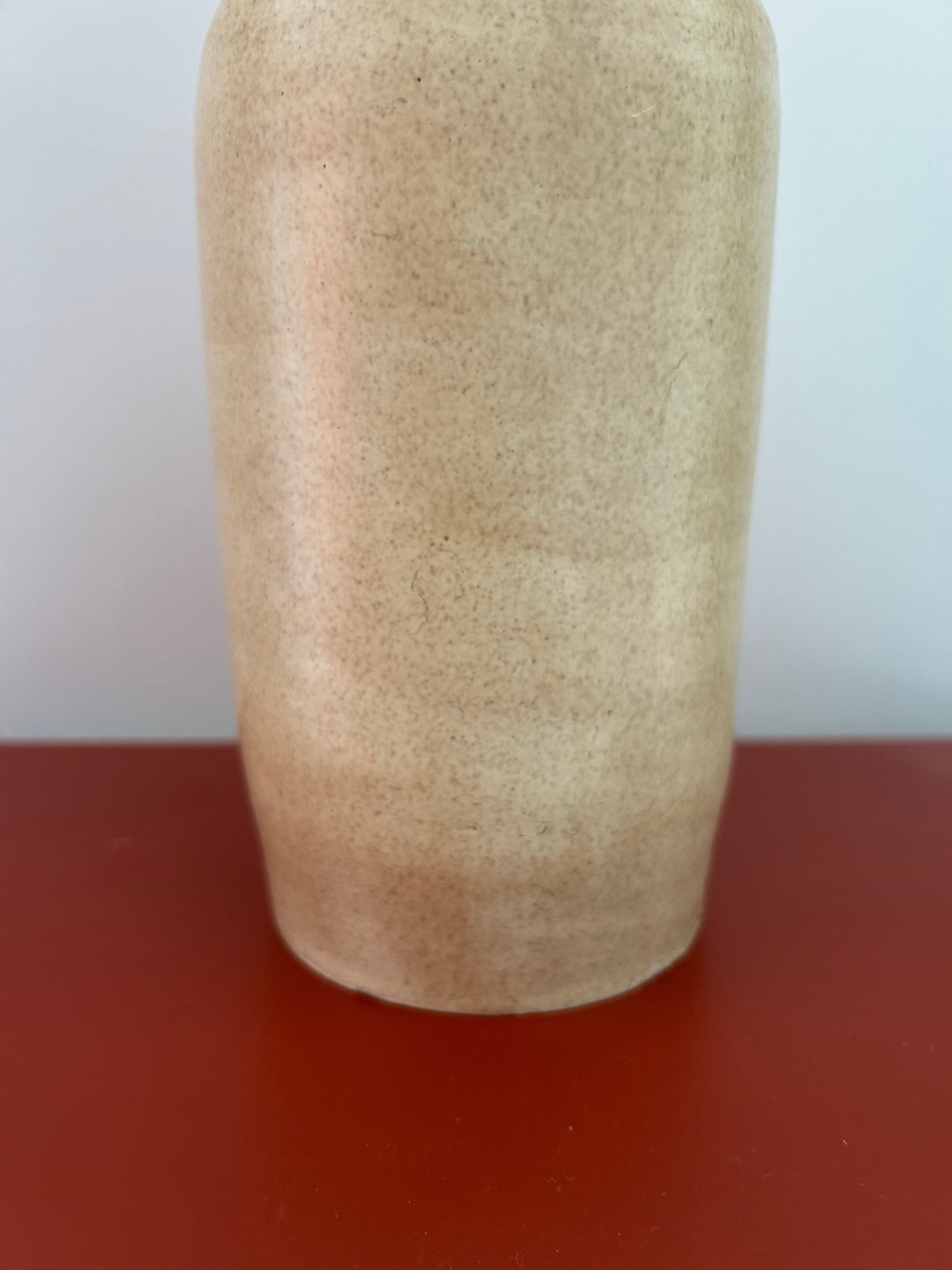 Stilte in Vorm – Beige handgemaakte Keramische Vaas (gesigneerd HM) - 19cm hoog