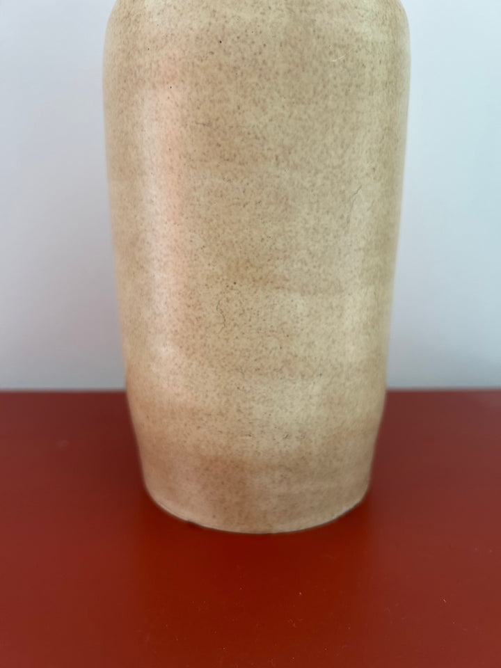 Stilte in Vorm – Beige handgemaakte Keramische Vaas (gesigneerd HM) - 19cm hoog