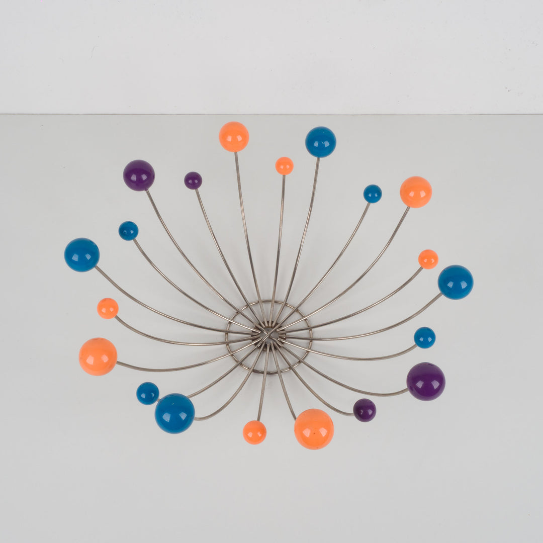 Vintage fruitmand in draadstaal met kleurrijke bollen – mid-century design – 36,5 x 36,5 x 15 cm