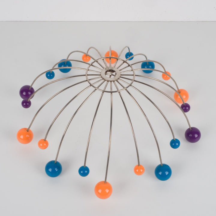 Vintage fruitmand in draadstaal met kleurrijke bollen – mid-century design – 36,5 x 36,5 x 15 cm