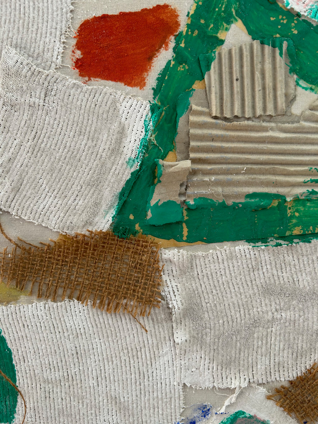 Abstracte Mixed Media Collage – Kleurrijk Textuurkunstwerk met Unieke Materialen - 64,5 x 50 x 3 cm