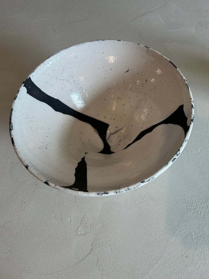Handgemaakte keramische Schaal – wit & zwart – gesigneerd en gedateerd 2004 – 25 x 25 x 12,5 cm