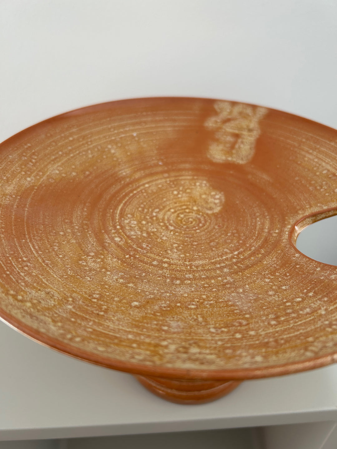 Keramische Tazza “Yves Marian” – Warm Oranje Sculptuur / 23,8 x 23,8 x 15,5 cm