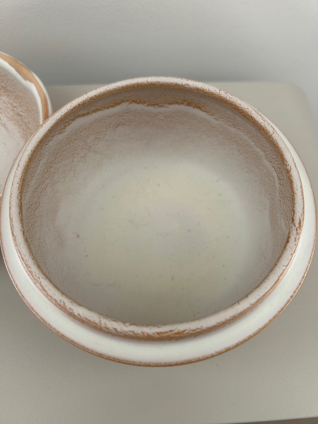 Handgemaakt keramisch dekselpotje in wit & zandkleur – Gesigneerd 1 B14 - 12x12x9cm