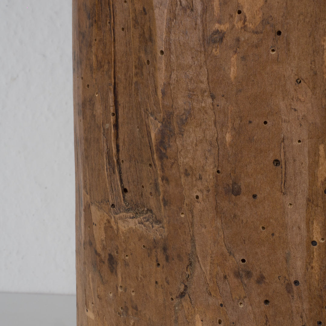 Massief houten vaasobject – Sculpturaal & tijdloos karakterstuk