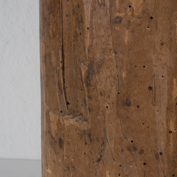 Massief houten vaasobject – Sculpturaal & tijdloos karakterstuk