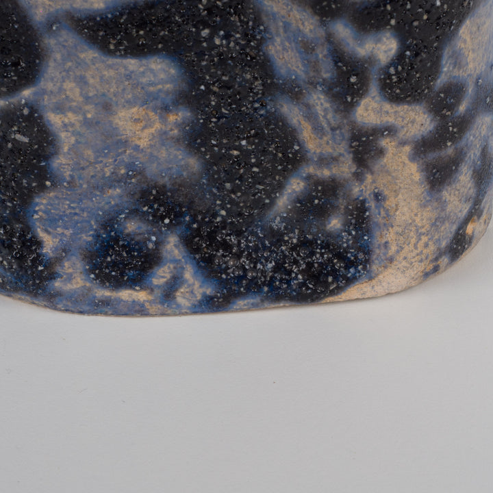 Blauw keramisch potje met bladmotief – Handgemaakt en gesigneerd – 15x13x13 cm