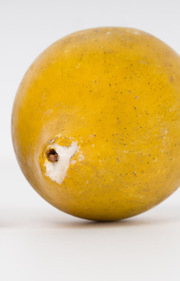 Gele peer in natuursteen – decoratieve sculptuur (5 x 6 x 8 cm, 300 g)