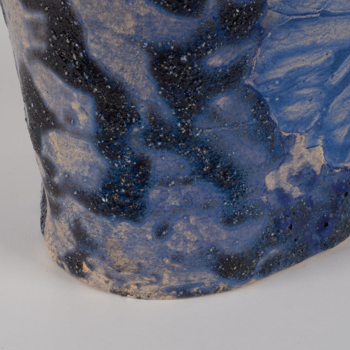 Blauw keramisch potje met bladmotief – Handgemaakt en gesigneerd – 15x13x13 cm