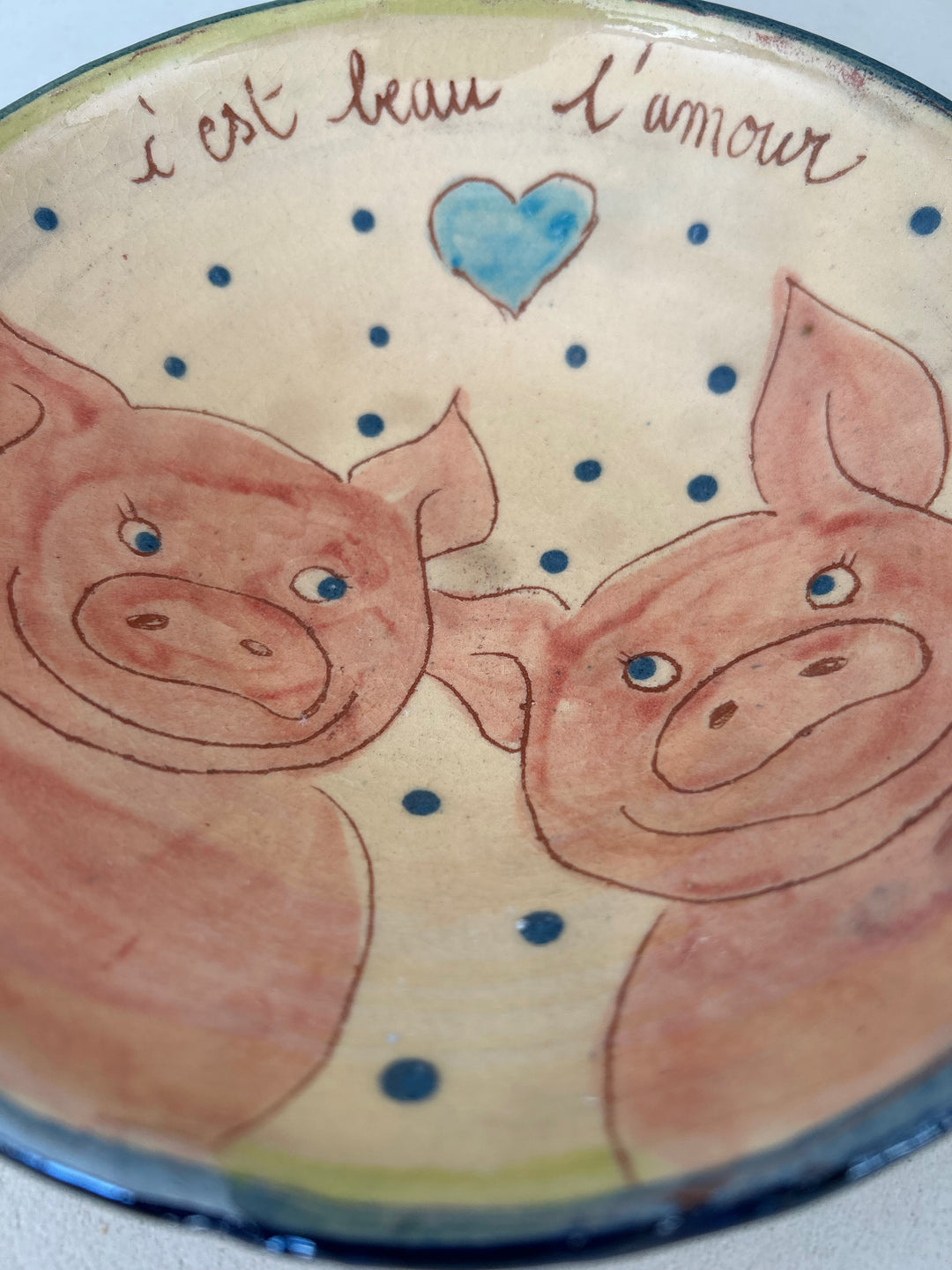 Handgemaakt geglazuurd keramisch bord “C’est beau l’amour” / 19,5 x 19,5 x 5,5 cm