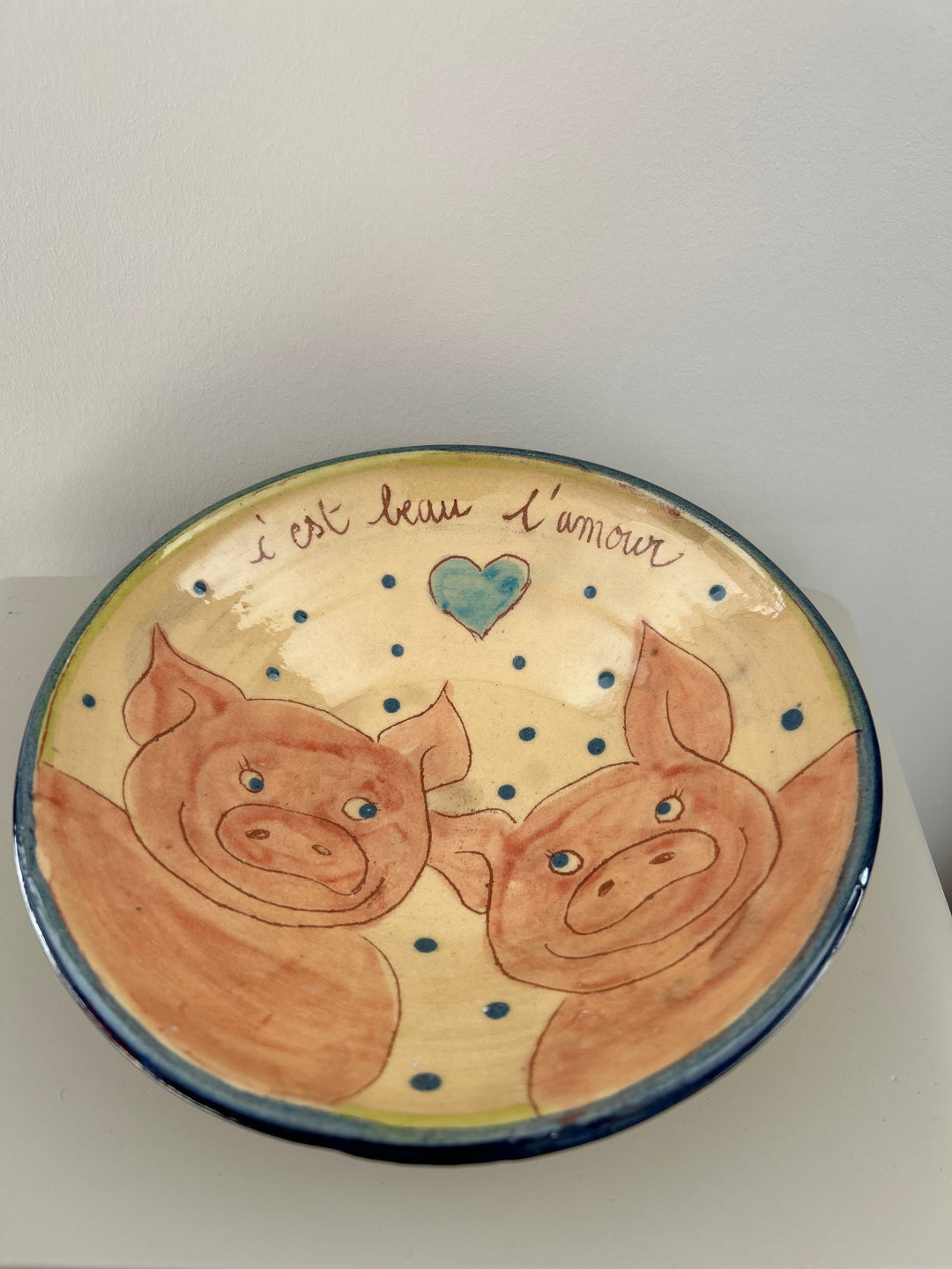 Handgemaakt geglazuurd keramisch bord “C’est beau l’amour” / 19,5 x 19,5 x 5,5 cm