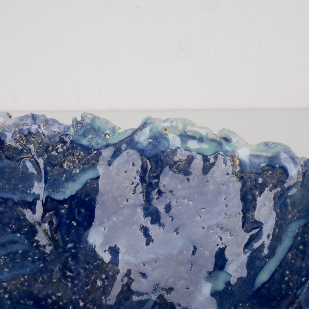 Handgemaakte keramische schaal Karla Vanacker – uniek kunstobject in lichtgroen en diepblauw – 24 cm