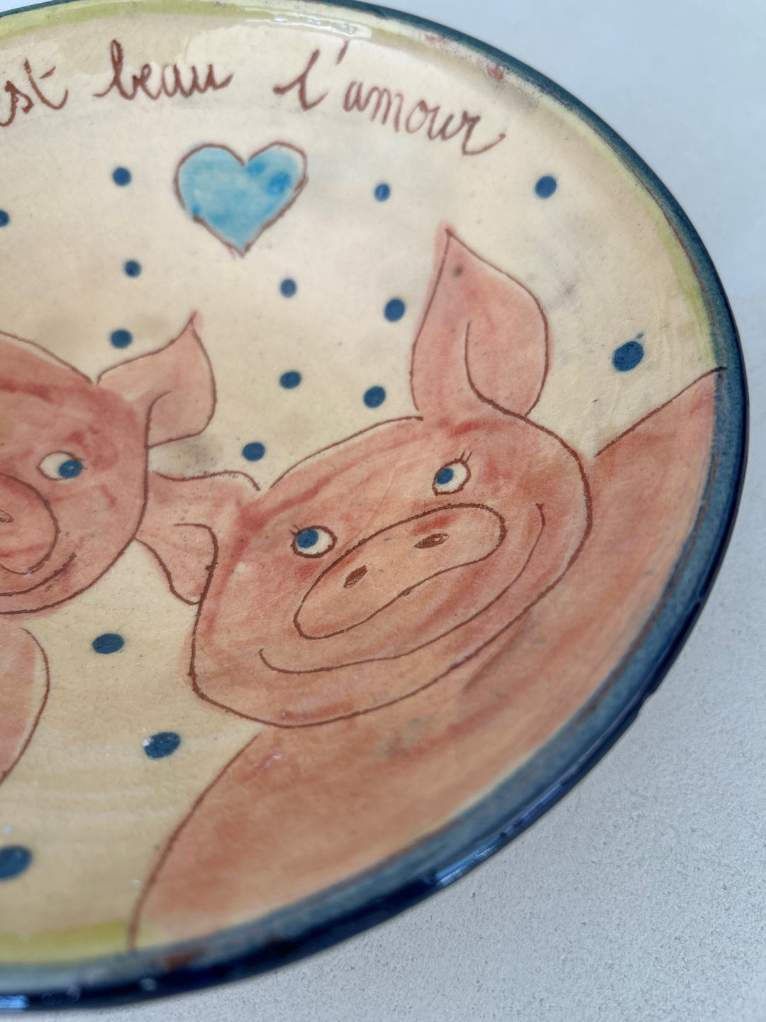 Handgemaakt geglazuurd keramisch bord “C’est beau l’amour” / 19,5 x 19,5 x 5,5 cm