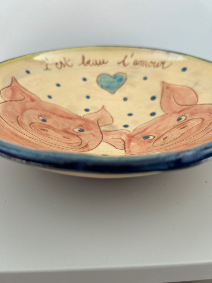 Handgemaakt geglazuurd keramisch bord “C’est beau l’amour” / 19,5 x 19,5 x 5,5 cm