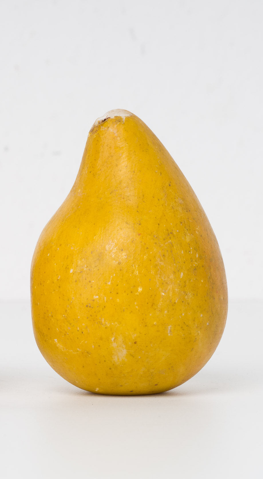Gele peer in natuursteen – decoratieve sculptuur (5 x 6 x 8 cm, 300 g)