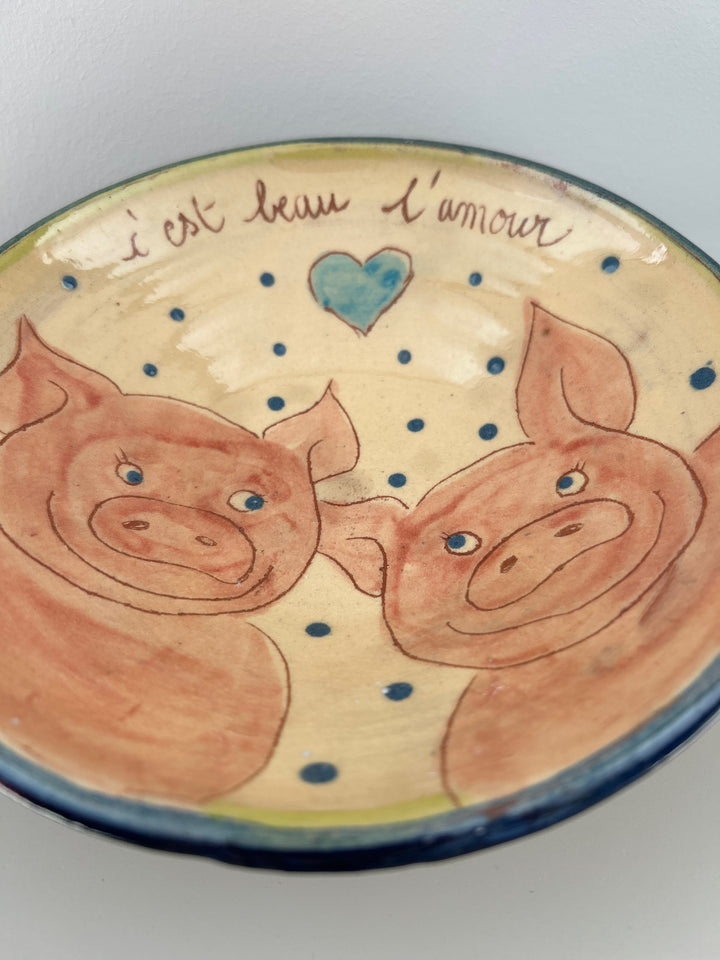 Handgemaakt geglazuurd keramisch bord “C’est beau l’amour” / 19,5 x 19,5 x 5,5 cm