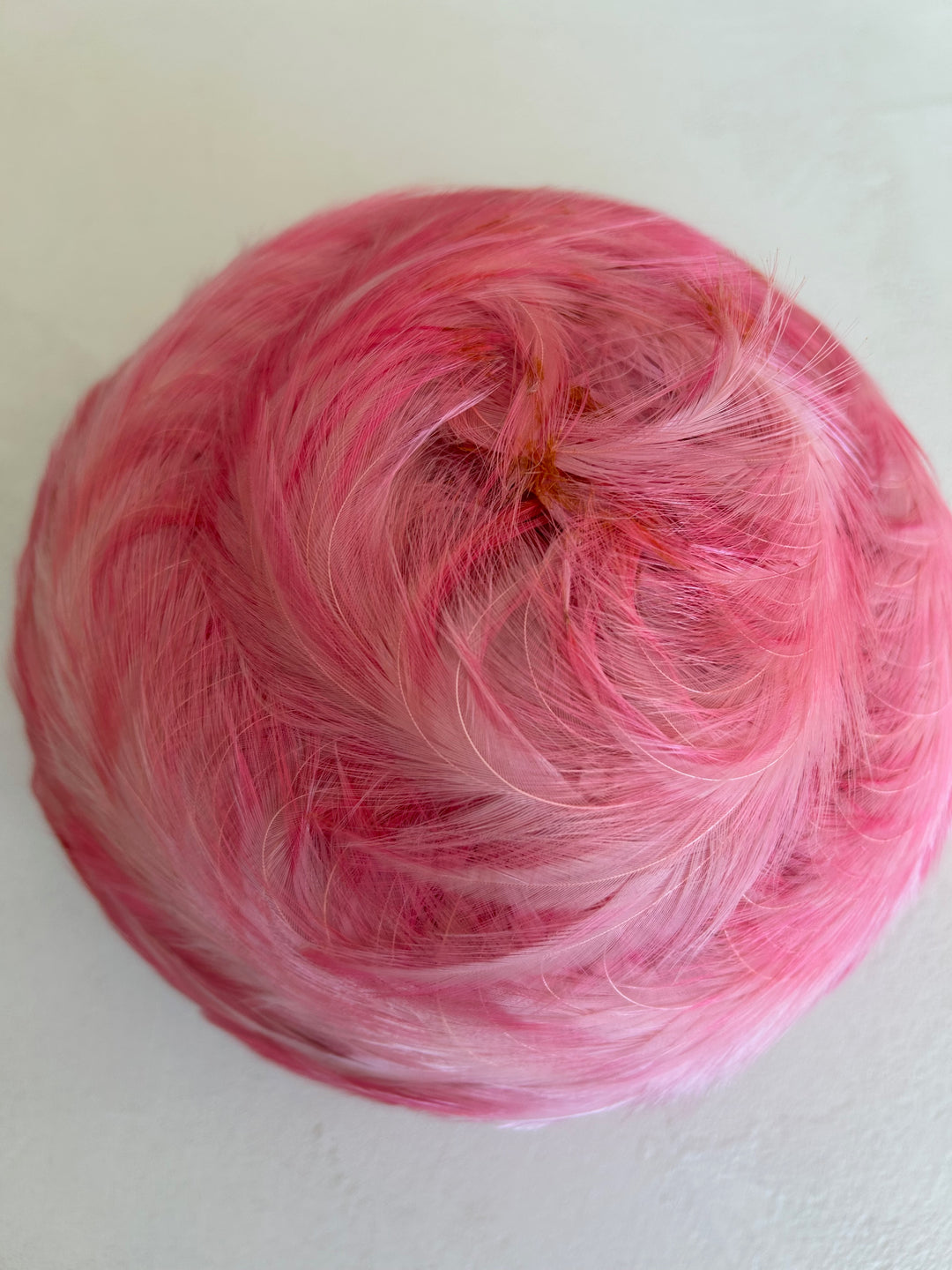 Vintage hoed met roze pluimen – een zacht statement / 23 x 19 x 16 cm