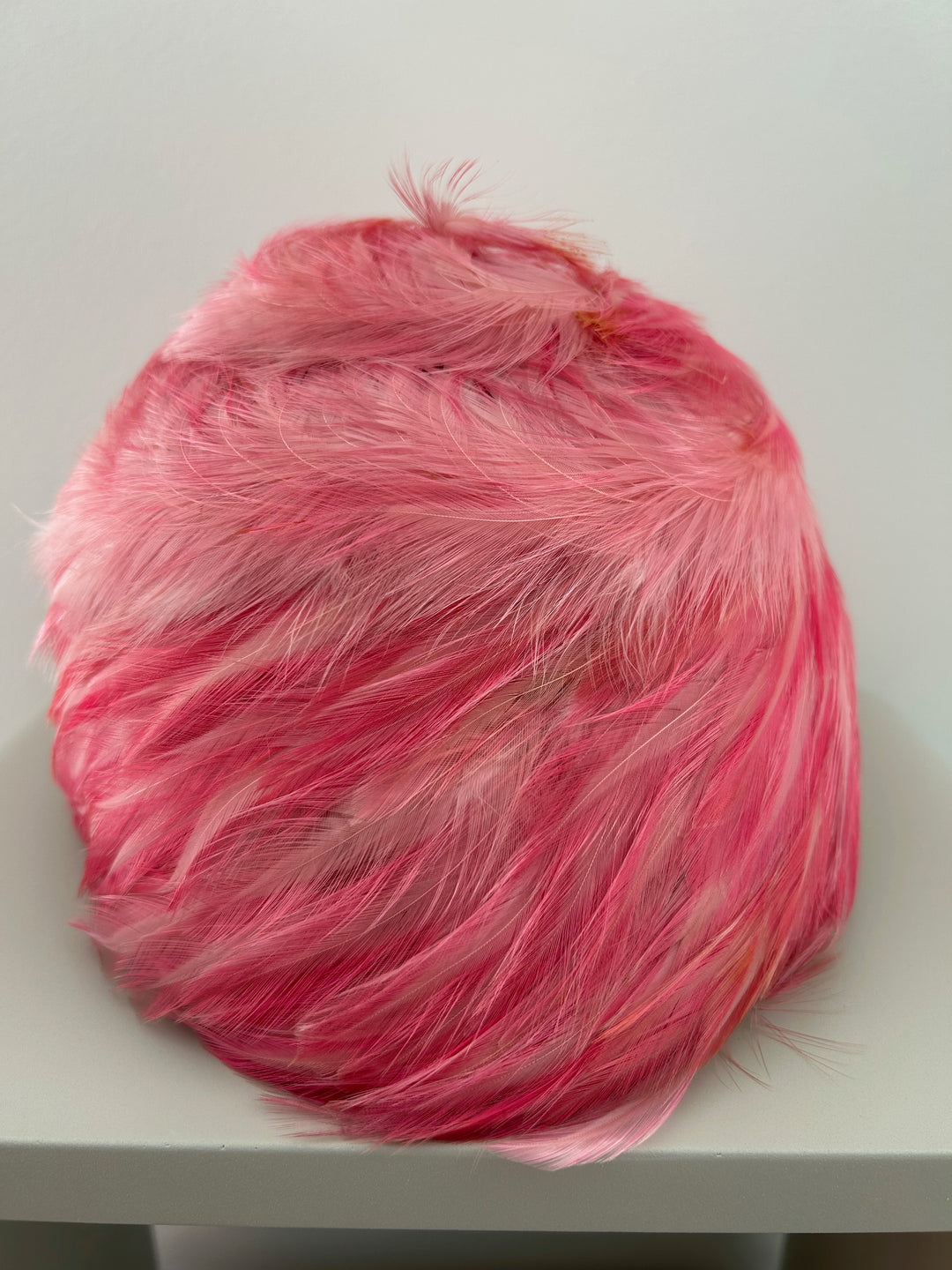 Vintage hoed met roze pluimen – een zacht statement / 23 x 19 x 16 cm