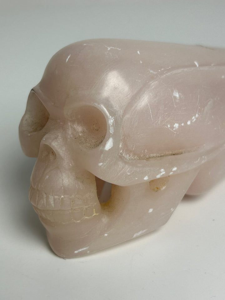 Sculptuur – Schedel in roze calciet | 15 x 5,5 x 7 cm