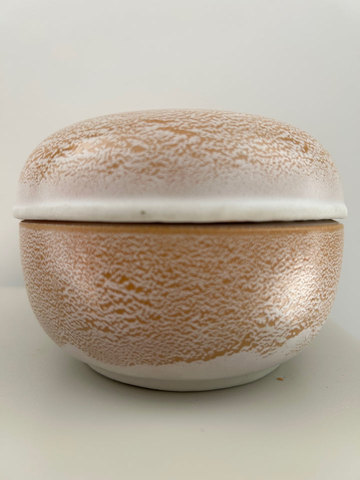 Handgemaakt keramisch dekselpotje in wit & zandkleur – Gesigneerd 1 B14 - 12x12x9cm