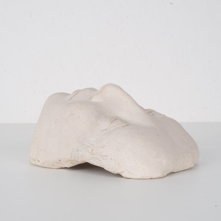 Sereen Beeld – Gezicht in Witte Klei door Kunstenares Sue (15,5 x 12 x 8 cm)